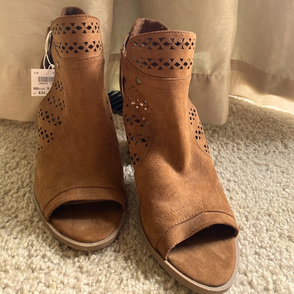 American Eagle Outfitters Shoes - New Tan Heels
